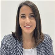 Empecé este año pasado a dar clases a diferentes niveles de matemáticas, desde 4º de primaria, 1º ESO, 2º ESO…hasta matemáticas aplicadas a ciencias sociales para mayores de 25 años, me implico y me especializo en cada alumno y sus necesidades… para que e